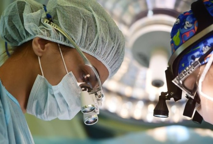 Девушка после операции обнаружила «переехавшую» с руки на язык татуировку