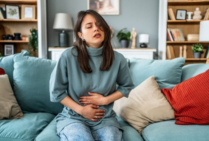 Кардиолог назвал неожиданную причину вздутия живота