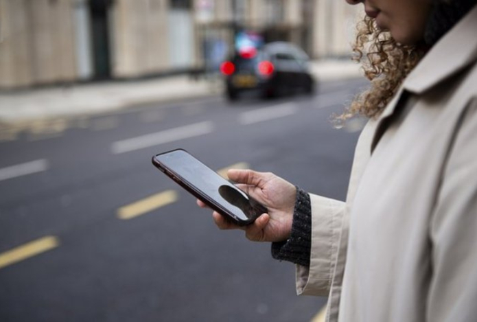 Какие неприятные последствия ходьбы с телефоном в руках