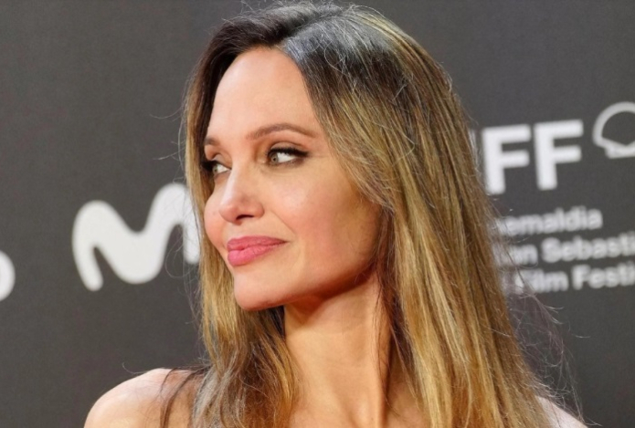 Анджелина Джоли впервые открыто показала шрамы после мастэктомии