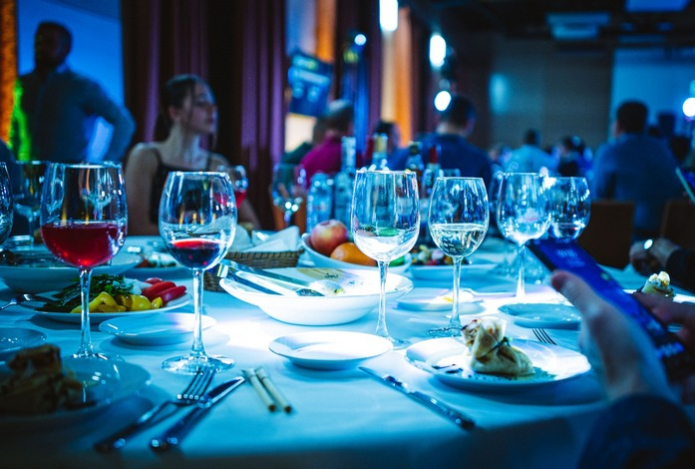 Названы самые опасные продукты на корпоративе — с ними праздник может быть испорчен