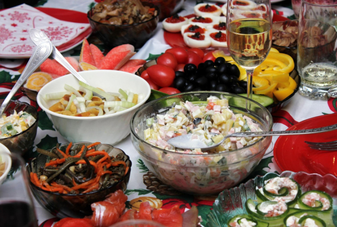 Какие ошибки на новогоднем застолье могут испортить фигуру