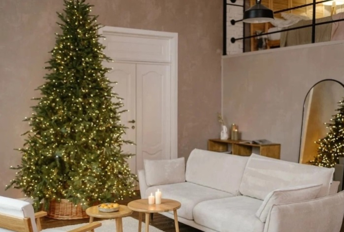 Мировые знаменитости запустили моду на «голые» елки