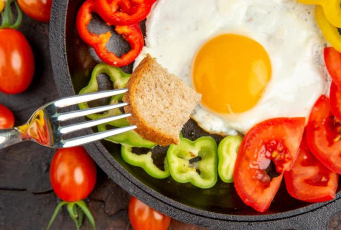 Как приготовить идеальную яичницу с жидким желтком — секреты поваров и главная хитрость