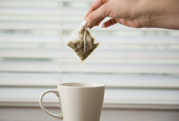 Эту ошибку совершают 90% людей — почему категорически нельзя отжимать чайный пакетик в чашку
