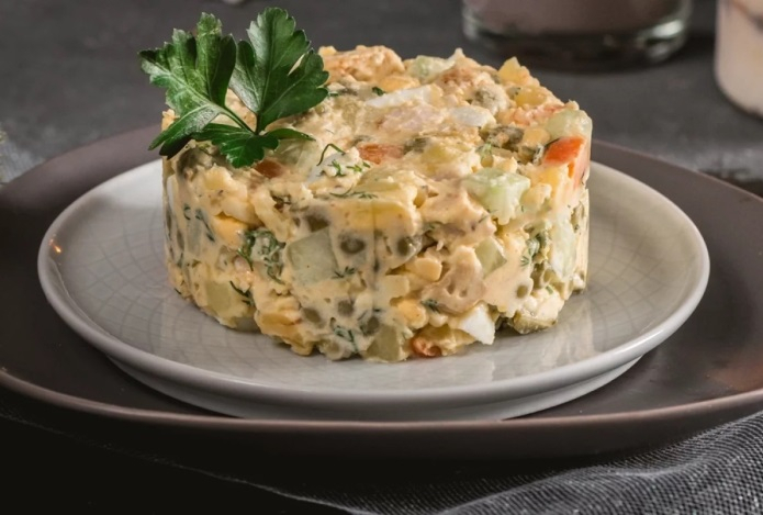 Кому новогодняя порция «Оливье» грозит больницей