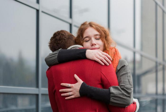 Ученые рассказали, почему объятия делают людей счастливыми