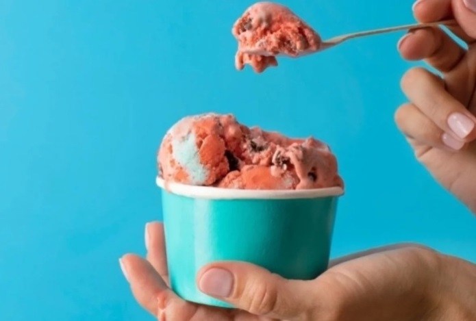 Почему категорически нельзя сочетать горячие напитки и мороженое