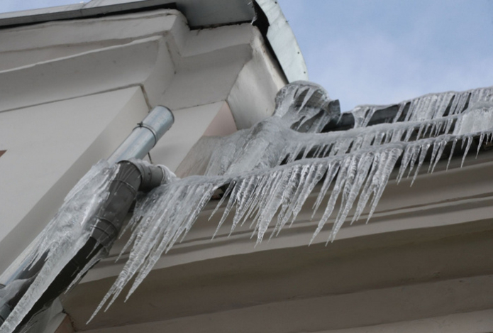 Биолог раскрыл опасные последствия поедания снега или сосулек