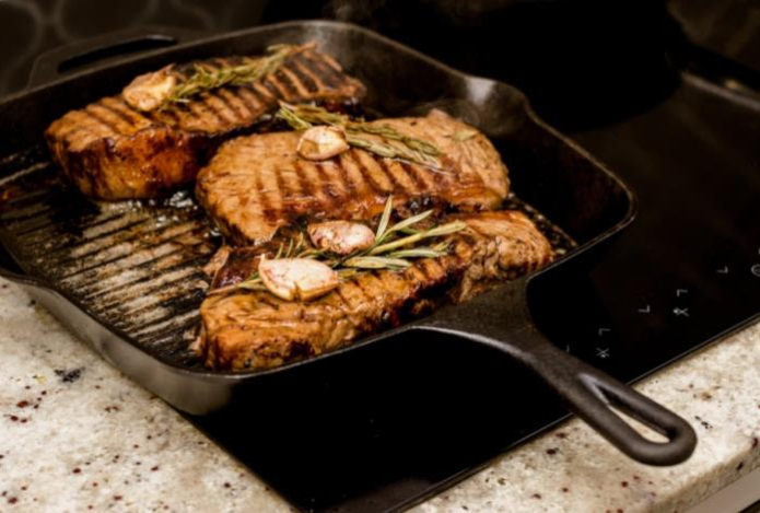 Почему не следует хранить еду в чугунной посуде