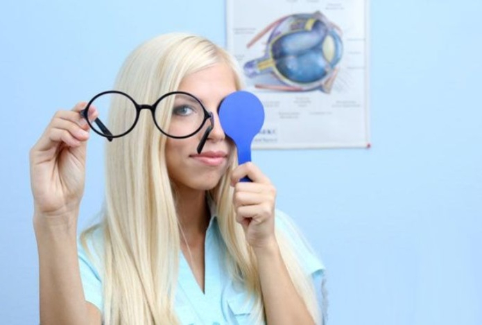 Почему в новогодние праздники может внезапно ухудшиться зрение