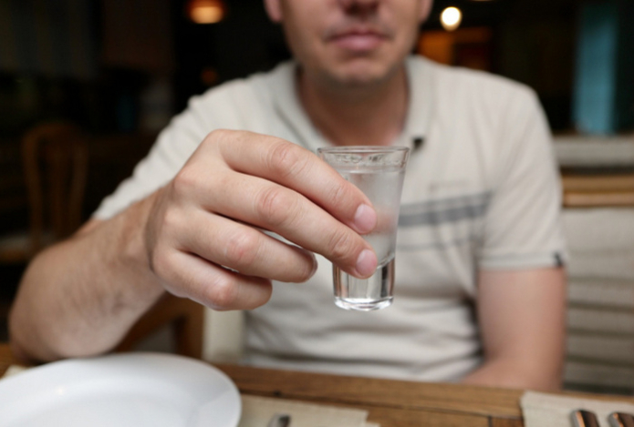 Врач назвала смертельную дозу водки