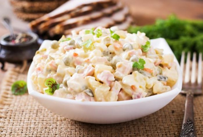 Этот популярный салат больше всего вредит желудку на праздники