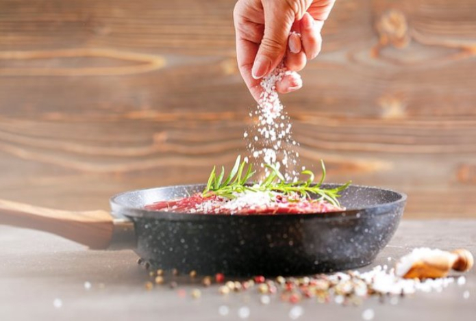 Названы признаки избытка соли в рационе