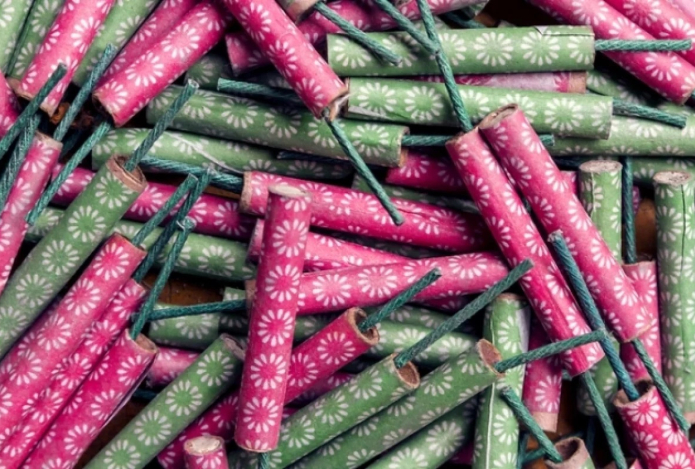 Почему не стоит запускать фейерверки в варежках и с балконов