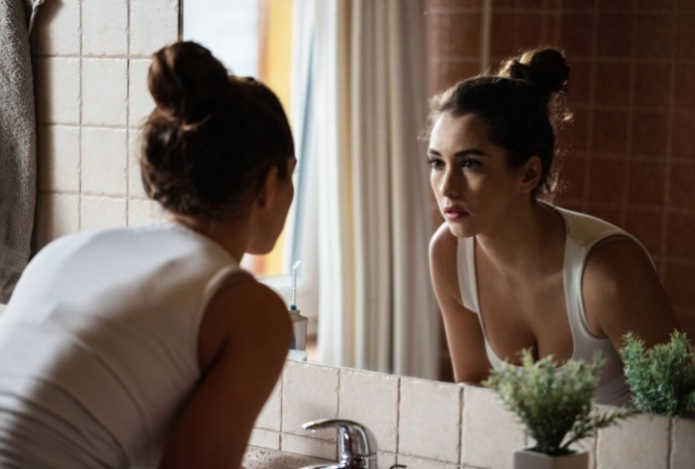 Судмедэксперт объяснил, как курение и алкоголь влияют на внешность человека