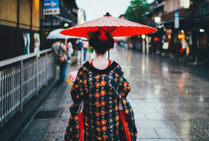 Зачем японцы садятся на унитаз лицом вперед — неожиданное объяснение