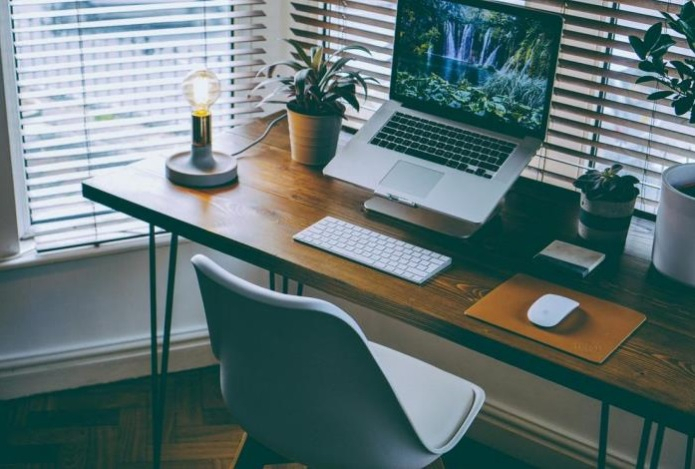 Из-за сидячей работы может развиться синдром «офисного колена»