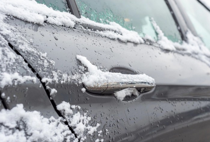 Как открыть замерзший замок автомобиля без повреждений — простые способы с подручными средствами