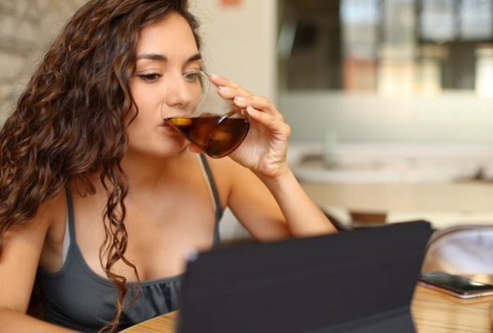 Названы разрушающие зубы праздничные напитки