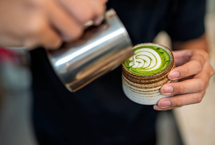 Назван окрашивающий зубы сильнее кофе напиток