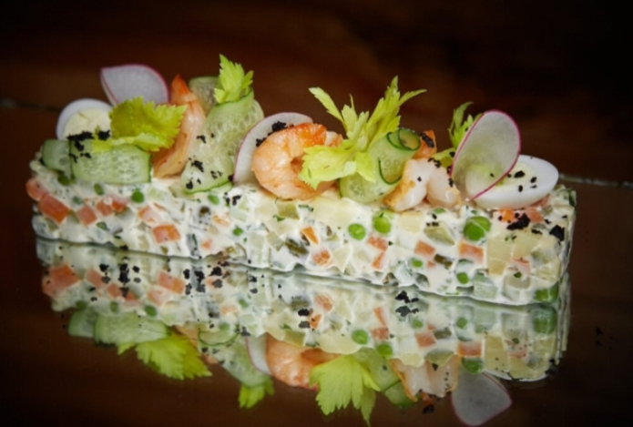 Рецепт оливье по запросу зумеров — без морковки, горошка и соленых огурцов