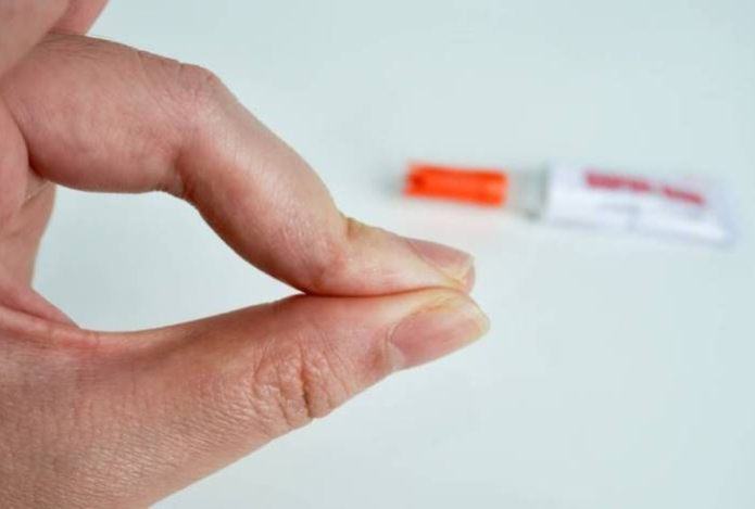 Как снять суперклей с кожи без боли — четыре рабочих метода