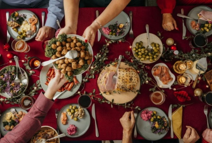 Гастроэнтеролог объяснил, почему новогодние блюда становятся причиной отравлений