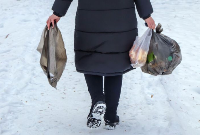 Как правильно носить тяжелые пакеты, чтобы не повредить спину