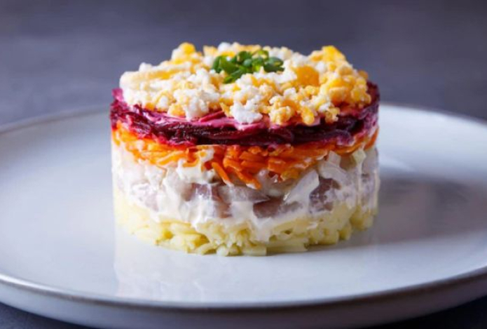 Оливье или шуба? Диетолог рассказал, какой салат полезнее