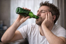 Гастроэнтеролог развеял четыре мифа о борьбе с похмельем — они вредят здоровью