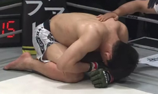 Боец из Казахстана показал последствия тычков в глаз во время поединка в Японии