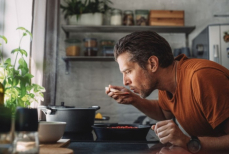 Диетолог перечислила продукты, которые помогут восполнить энергию после застолий