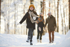 Врач объяснила, почему для здоровья зимой лучше гулять, а не бегать