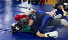 Схватка Назым Кызайбай по ММА завершилась досрочно. Видео