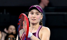 Елена Рыбакина разгромила топовую теннисистку и вышла в четвертьфинал