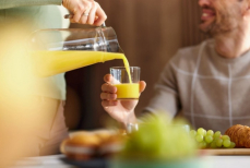 Гастроэнтеролог предупредил об опасности магазинных соков