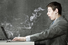 Почему курение за рабочим местом вредит компьютеру