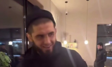 Ислам Махачев показал шикарный карточный трюк. Видео