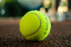 Зачем опытные путешественники кладут теннисный мяч в ручную кладь