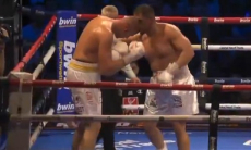 Нокаутом закончился бой за титул в супертяжелом весе. Видео