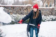 Как убрать снег быстро и без вреда для здоровья