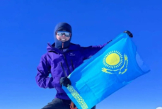 Казахстанская альпинистка выполнила легендарный вызов и вошла в историю