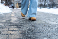 Чем посыпать дорожку возле дома зимой — гораздо лучше соли и реагентов