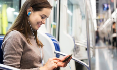 Врач предупредила о скрытых рисках привычки слушать музыку в метро