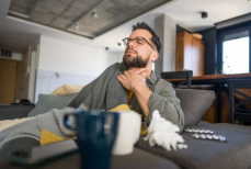 Терапевт назвала пять тревожных сигналов при боли в горле