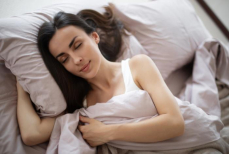 Сомнолог раскрыла, под каким одеялом можно быстрее заснуть