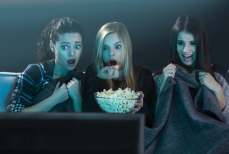 Почему мы ёрзаем, глядя на травмы в фильмах — объяснение нейробиологов