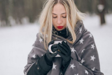 Перчатки или варежки — дерматолог объяснила, что лучше защищает руки от мороза