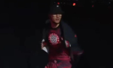 Боец из Казахстана эффектно вышел в октагон и сдался сопернику из Узбекистана. Видео